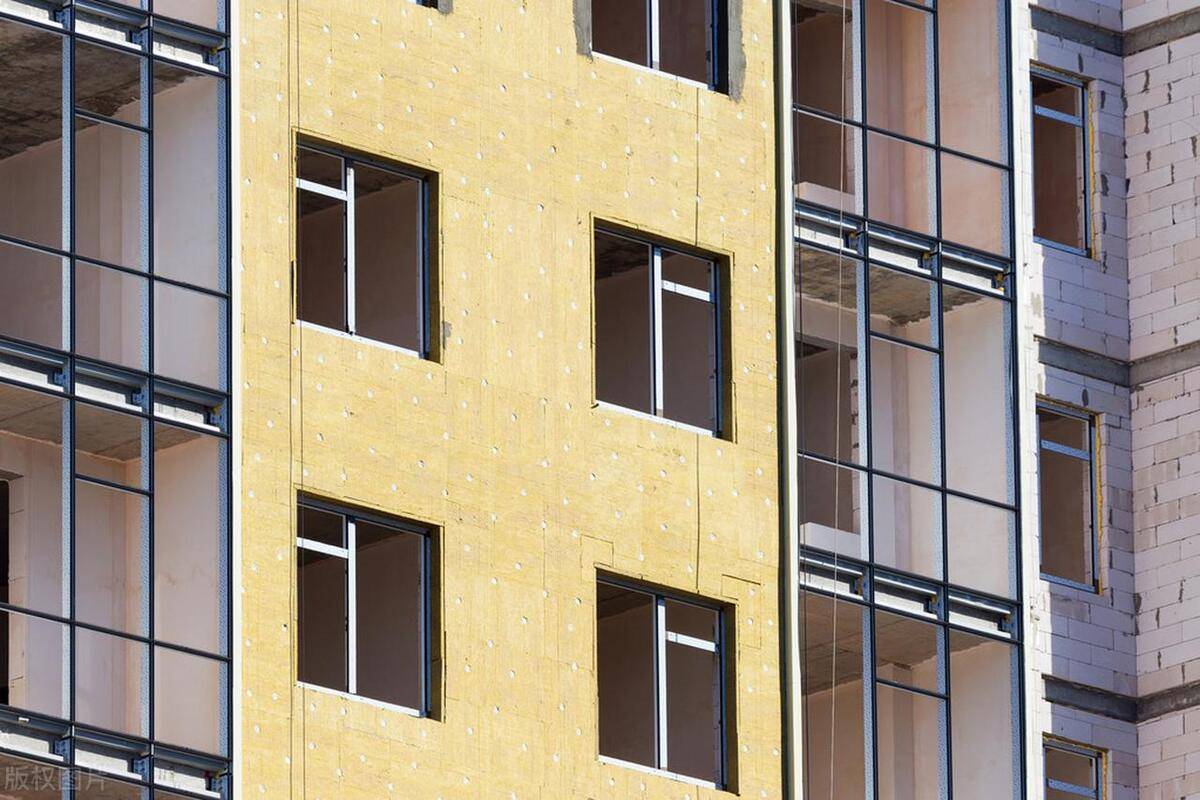 屋面硬泡聚氨酯噴涂施工注意事項(xiàng)